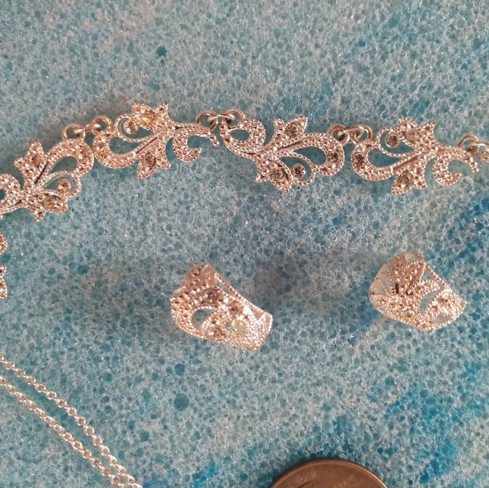 Necklace and earrings set